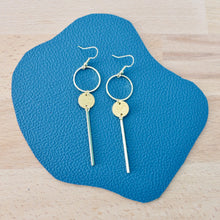 Charger l'image dans la galerie, Longues boucles d'oreilles asymétriques dorées à paillettes