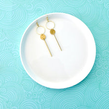 Charger l'image dans la galerie, Longues boucles d'oreilles asymétriques dorées à paillettes