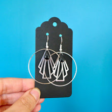 Charger l'image dans la galerie, Parure de bijoux Art Déco collier et boucles d'oreilles créoles éventail graphique argenté et émail noir