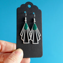 Charger l'image dans la galerie, Boucles d'oreilles argentées Art Déco éventail graphique acier inoxydable et sequin émail vert foncé