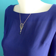 Charger l'image dans la galerie, Parure de bijoux argentés éventail graphique Art Déco bleu marine