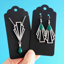 Charger l'image dans la galerie, Boucles d'oreilles argentées Art Déco éventail graphique acier inoxydable et sequin émail vert foncé