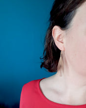 Charger l'image dans la galerie, Boucles d'oreilles longue estampe goutte graphique en laiton doré