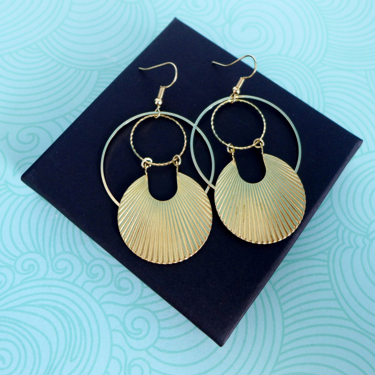 Grandes boucles d'oreilles dorées Art Déco rondes striées