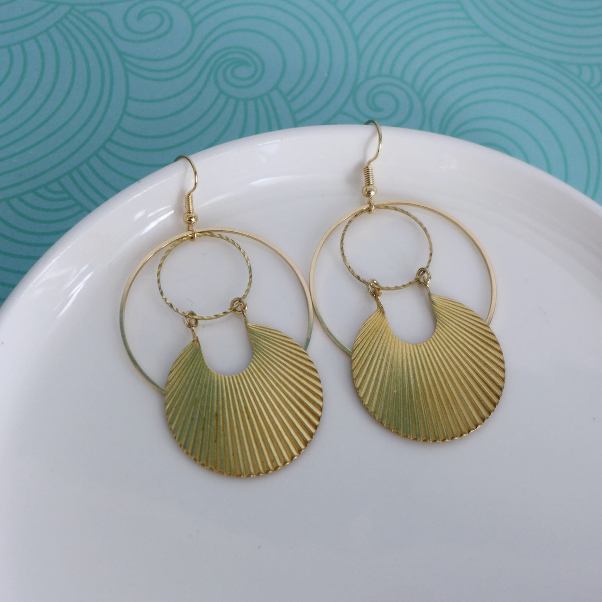 Grandes boucles d'oreilles dorées Art Déco rondes striées