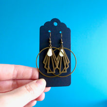 Charger l'image dans la galerie, Boucles d'oreilles créoles Art Déco éventail graphique bronze et émail blanc