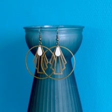Charger l'image dans la galerie, Boucles d'oreilles créoles Art Déco éventail graphique bronze et émail blanc