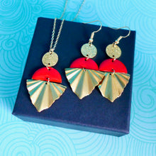 Charger l'image dans la galerie, Parure sautoir et boucles d'oreilles Art Déco doré pailleté et émail rouge