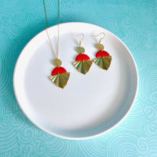 Charger l'image dans la galerie, Parure sautoir et boucles d'oreilles Art Déco doré pailleté et émail rouge