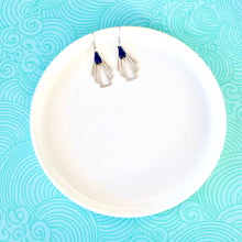 Charger l'image dans la galerie, Boucles d'oreilles argentées Art Déco éventail graphique acier inoxydable et sequin émail bleu marine