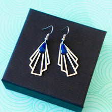 Charger l'image dans la galerie, Boucles d'oreilles argentées Art Déco éventail graphique acier inoxydable et sequin émail bleu marine