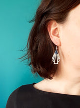 Charger l'image dans la galerie, Boucles d'oreilles argentées Art Déco éventail graphique acier inoxydable et sequin émail bleu marine