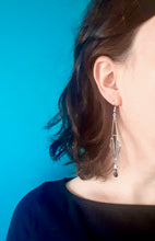 Charger l'image dans la galerie, Boucles d'oreilles argentées Art Déco graphiques longues, boucles d'oreilles géométriques noires acier inoxydable et émail noir