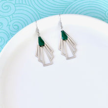 Charger l'image dans la galerie, Boucles d'oreilles argentées Art Déco éventail graphique acier inoxydable et sequin émail vert foncé
