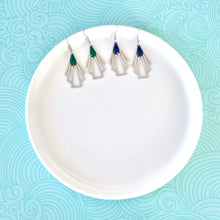 Charger l'image dans la galerie, Boucles d'oreilles argentées Art Déco éventail graphique acier inoxydable et sequin émail bleu marine
