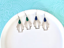 Charger l'image dans la galerie, Boucles d'oreilles argentées Art Déco éventail graphique acier inoxydable et sequin émail vert foncé