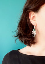 Charger l'image dans la galerie, Boucles d'oreilles argentées Art Déco éventail graphique acier inoxydable et sequin émail vert foncé