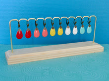 Charger l'image dans la galerie, Boucles d'oreilles dormeuses Art Déco en laiton et goutte en émail