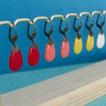 Charger l'image dans la galerie, Boucles d'oreilles dormeuses Art Déco en laiton et goutte en émail