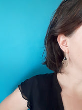 Charger l'image dans la galerie, Boucles d'oreilles éventail graphique Art Déco bronze et émail noir