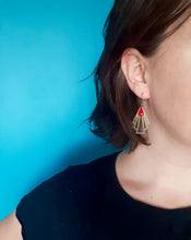 Charger l'image dans la galerie, Boucles d'oreilles éventail Art déco en laiton bronze et sequin émail rouge