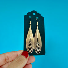 Charger l'image dans la galerie, Boucles d'oreilles longue estampe goutte graphique en laiton doré