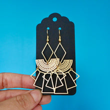 Charger l'image dans la galerie, Boucles d'oreilles Art Déco graphiques en laiton doré d'inspiration Egyptienne