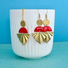 Charger l'image dans la galerie, Boucles d'oreilles Bohème Chic rouge et doré demi lune et éventail plissé or et émail rouge