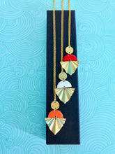 Charger l'image dans la galerie, Parure sautoir et boucles d'oreilles Art Déco doré pailleté et émail rouge