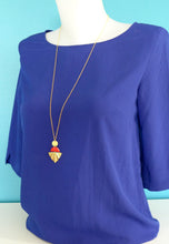 Charger l'image dans la galerie, Parure sautoir et boucles d'oreilles Art Déco doré pailleté et émail rouge