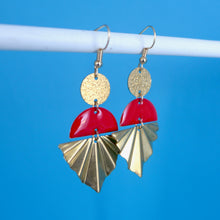 Charger l'image dans la galerie, Boucles d'oreilles Bohème Chic rouge et doré demi lune et éventail plissé or et émail rouge