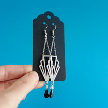 Charger l'image dans la galerie, Boucles d'oreilles argentées Art Déco graphiques longues, boucles d'oreilles géométriques noires acier inoxydable et émail noir