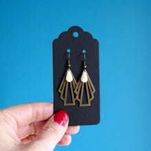 Charger l'image dans la galerie, Parure de bijoux Art Déco collier et boucles d'oreilles graphiques bronze et blanc