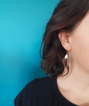 Charger l'image dans la galerie, Parure de bijoux Art Déco collier et boucles d'oreilles graphiques bronze et blanc