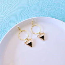 Charger l'image dans la galerie, Boucles d'oreilles minimalistes anneau doré et triangle noir
