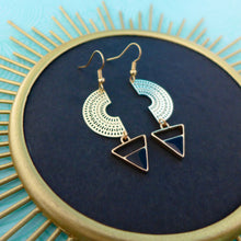 Charger l'image dans la galerie, Boucles d'oreilles graphiques arc de cercle doré et triangle émail noir