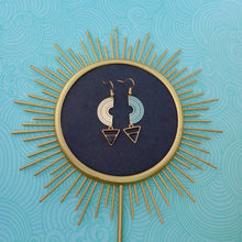 Charger l'image dans la galerie, Boucles d'oreilles graphiques arc de cercle doré et triangle émail noir