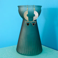 Charger l'image dans la galerie, Boucles d'oreilles graphiques arc de cercle doré et triangle émail noir