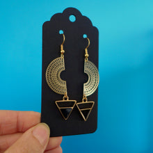 Charger l'image dans la galerie, Boucles d'oreilles graphiques arc de cercle doré et triangle émail noir