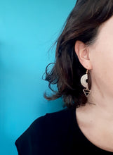 Charger l'image dans la galerie, Boucles d'oreilles graphiques arc de cercle doré et triangle émail noir