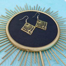 Charger l'image dans la galerie, Boucles d'oreilles Art Déco fine estampe filigrane carré graphique en laiton doré