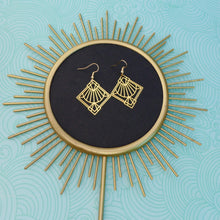 Charger l'image dans la galerie, Boucles d'oreilles Art Déco fine estampe filigrane carré graphique en laiton doré