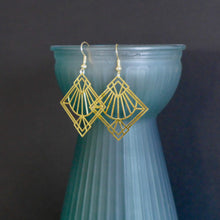 Charger l'image dans la galerie, Boucles d'oreilles Art Déco fine estampe filigrane carré graphique en laiton doré