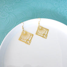 Charger l'image dans la galerie, Boucles d'oreilles Art Déco fine estampe filigrane carré graphique en laiton doré