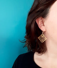 Charger l'image dans la galerie, Boucles d'oreilles Art Déco fine estampe filigrane carré graphique en laiton doré