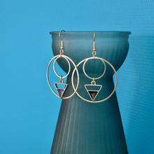 Charger l'image dans la galerie, Boucles d'oreilles créoles triangle géométrique doré et noir