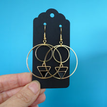 Charger l'image dans la galerie, Boucles d'oreilles créoles triangle géométrique doré et noir