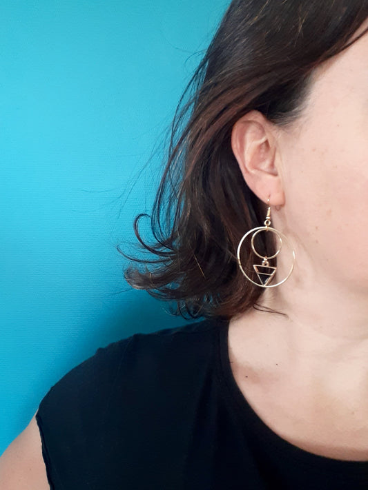 Boucles d'oreilles créoles triangle géométrique doré et noir