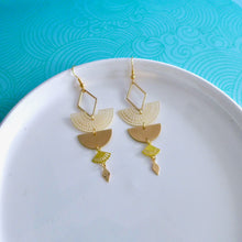 Charger l'image dans la galerie, Boucles d'oreilles graphiques Bohème Chic style Gipsy dorées