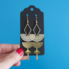 Charger l'image dans la galerie, Collier pendentif graphique gipsy bohème chic demi lune éventail et losange en laiton doré